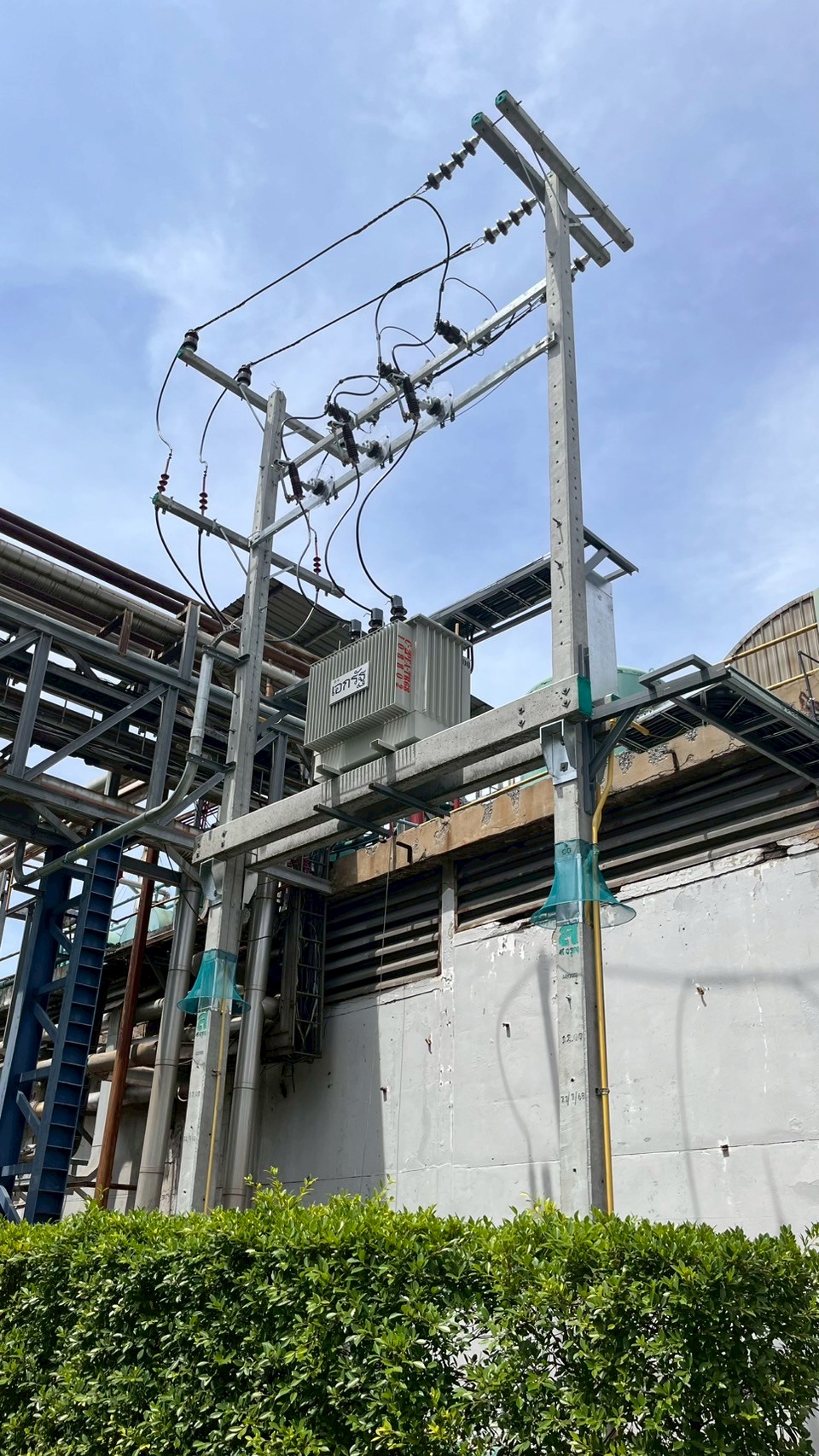 ภาพรวมอาคารโรงงานมุมกว้าง